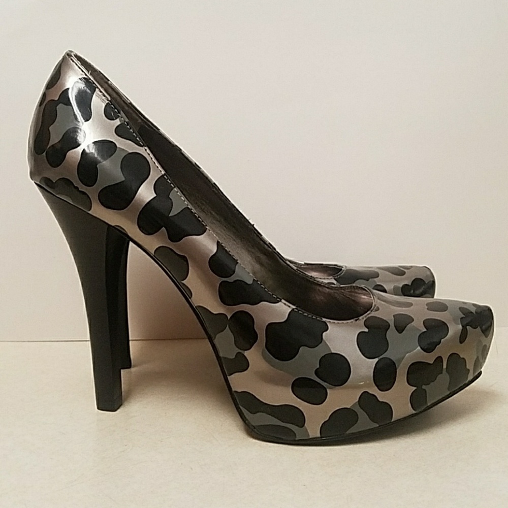 Carlos Santana Black & Gray Camo Heels Pointy Toe